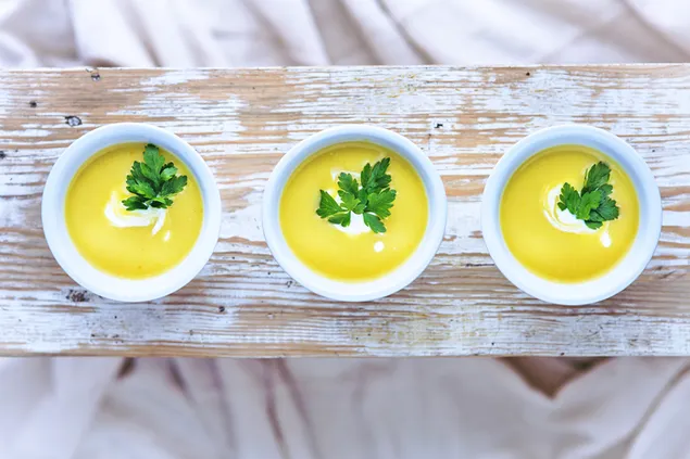 zolty blat do zupy z natka pietruszki w bialej ceramicznej bialej filizance pobierz