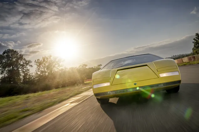 Sol amarillo sobre Lamborghini amarillo 8K fondo de pantalla