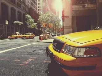Tapeta žluté taxi na ulici 2K
