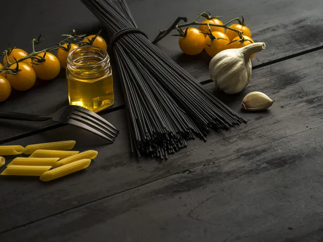 Жолти домати, лук, црна вилушка и црни шпагети на црна дрвена позадина HD тапет