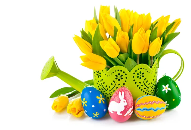 Rumeni tulipani v zelenem vodnem vedru in ljubka velikonočna jajca 4K ozadje