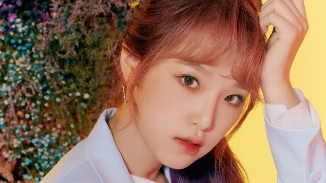 Yena dalam 'Bloom*Iz' MV Shoot (2020) daripada IZ*ONE (K-Pop Band) 4K kertas dinding