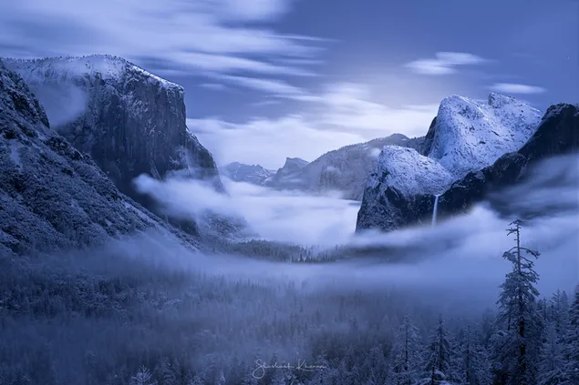 Yosemite-Nationalpark in malerischer Landschaft mit schneebedeckten Bergen und schneebedeckten Gipfeln 2K Hintergrundbild