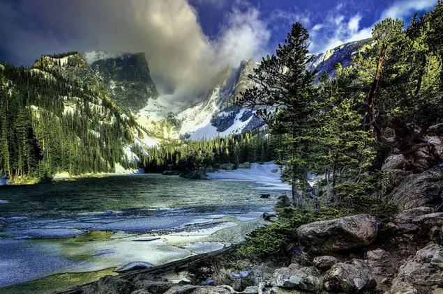 natsional'nyy park yosemiti, raspolozhennyy v kalifornii, ssha, ocharovyvaet svoimi peyzazhami v okruzhenii oblakov i skal. skachat'