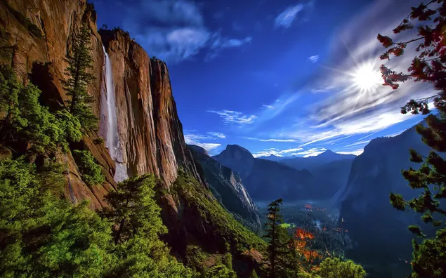 Yosemite sonnendurchfluteter Wasserfall 2K Hintergrundbild