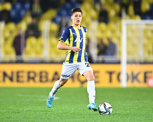 jonge en getalenteerde turkse voetballer arda guler, gekleed in het fenerbahce-shirt van het turkse super league-voetbalteam download