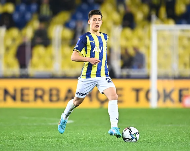 Jonge en getalenteerde Turkse voetballer Arda Güler, gekleed in het Fenerbahce-shirt van het Turkse Super League-voetbalteam
