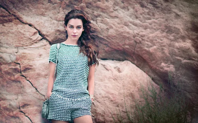 امیلیا کلارک جوان با پس زمینه راک کاغذدیواری  2K