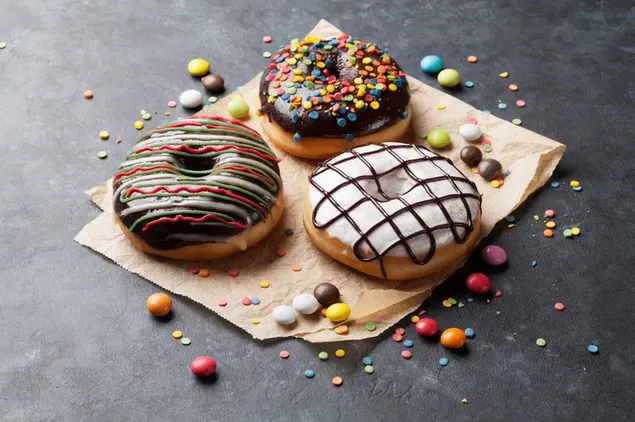 チョコレートコーティングとチョコレートスプリンクルのおいしいドーナツ 4K 壁紙