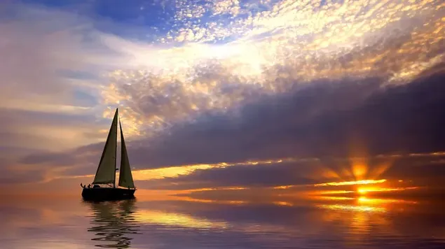 雲の後ろの夕日の光の中で海のヨット