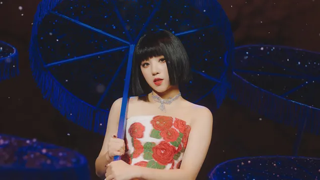 يوقي في جلسة تصوير 'Hwaa' MV (2021) من '(G) I-DLE' (فرقة K-Pop) 4K خلفية