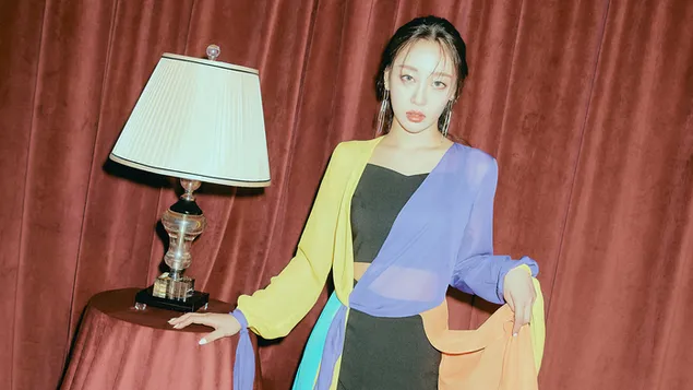 Yves in 'Paint The Town' MV Shoot (2021) uit 'Loona' (K-Pop Band) 4K achtergrond