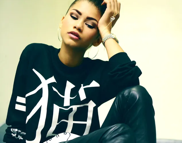 זנדאיה על מתוק שחור מתחת למכנסיים שחורים ברק ורקע צהוב HD טפט