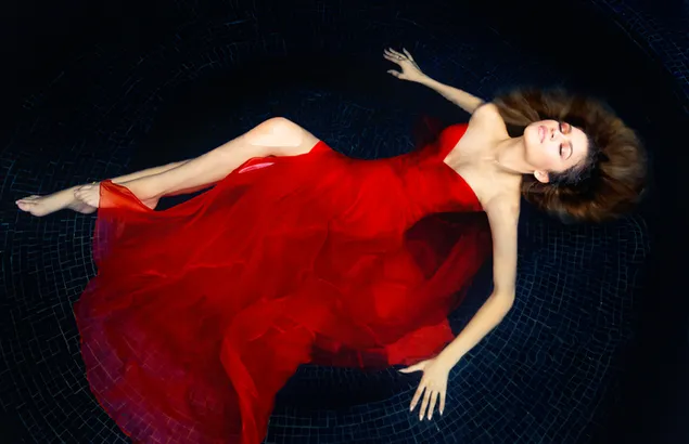 ゼンデイヤの魅惑的な美しさは赤いドレスで輝きます 4K 壁紙