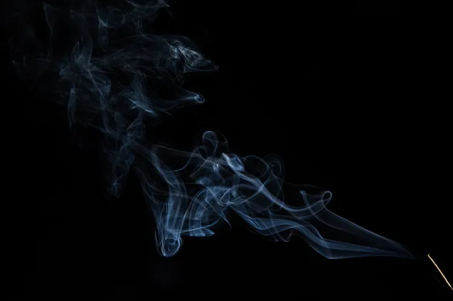 Zigarettenrauch vor schwarzem Hintergrund