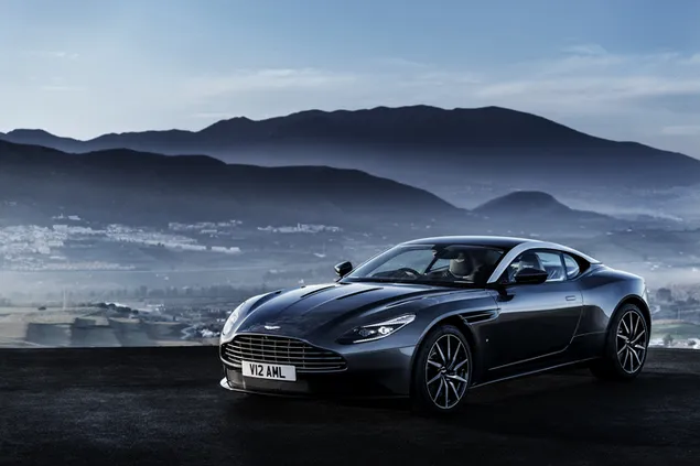 Zwarte Aston Martin DB11 met bergen als achtergrond