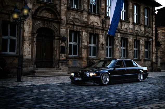 Zwarte BMW sedan geparkeerd in de buurt van huis download