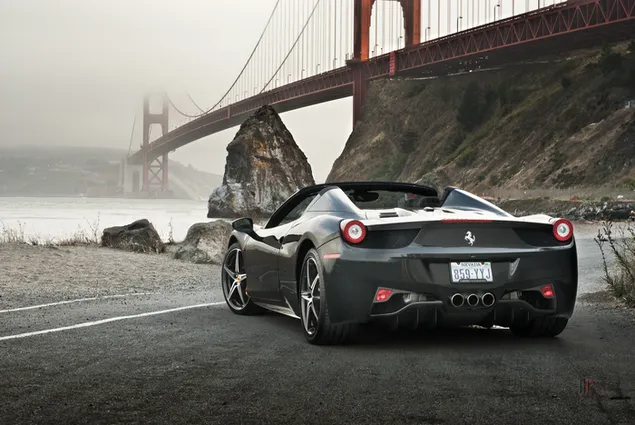 Zwarte Ferrari 458 Spider onder de Golden Gate Bridge